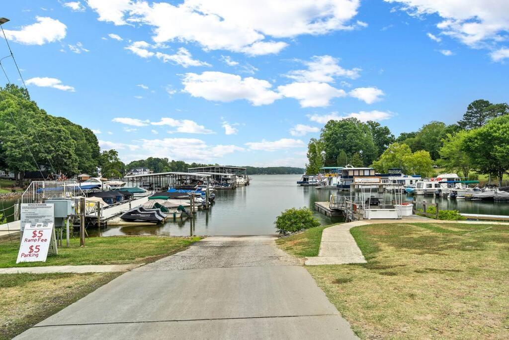 Cozy Lake Home - Jacuzzi King Bed Marina Access Mooresville Bagian luar foto